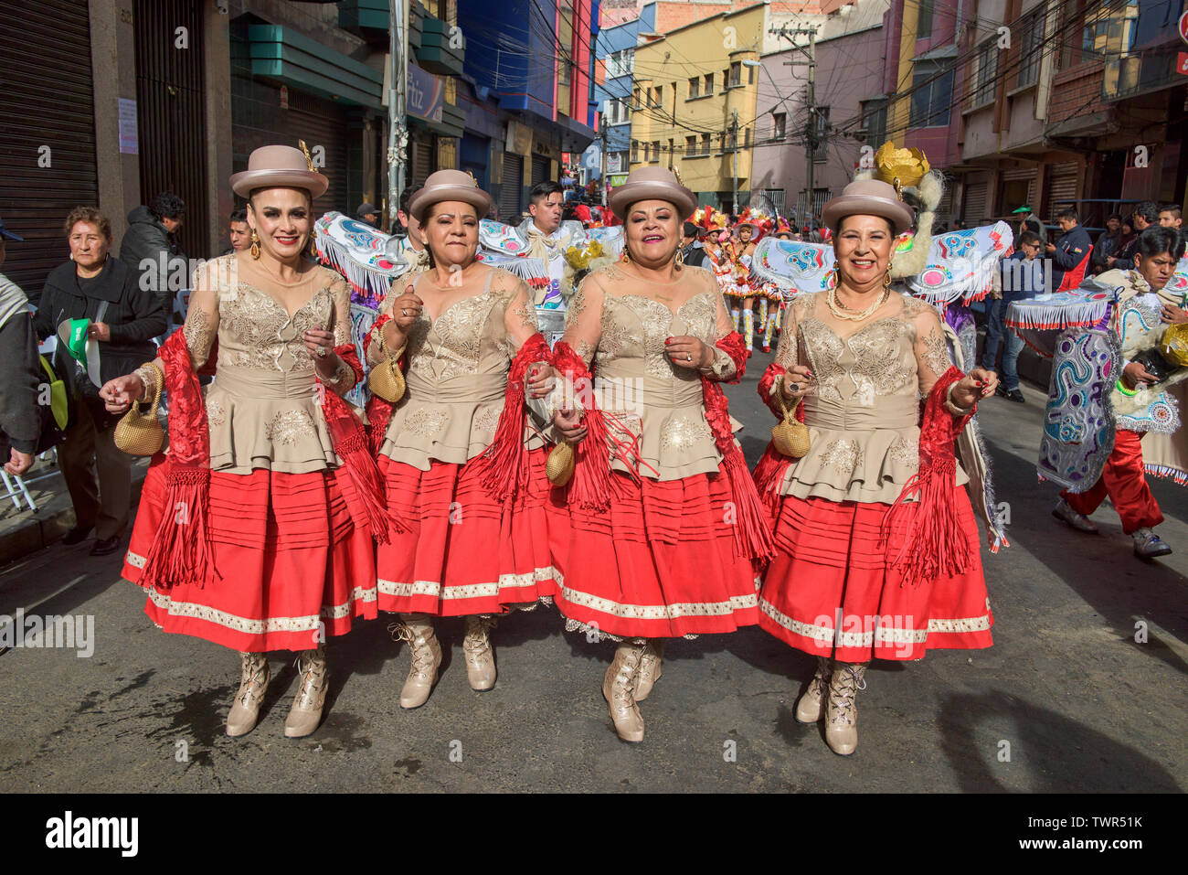 Cholitas tanzen im Gran Poder Festival, La Paz, Bolivien Stockfoto
