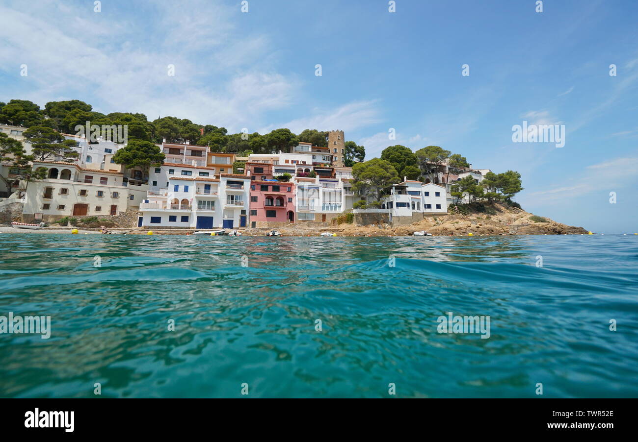Küste der wunderschönen mediterranen Dorf an der Costa Brava in Spanien, von der Wasseroberfläche gesehen, Sa Tuna, Begur, Katalonien Stockfoto