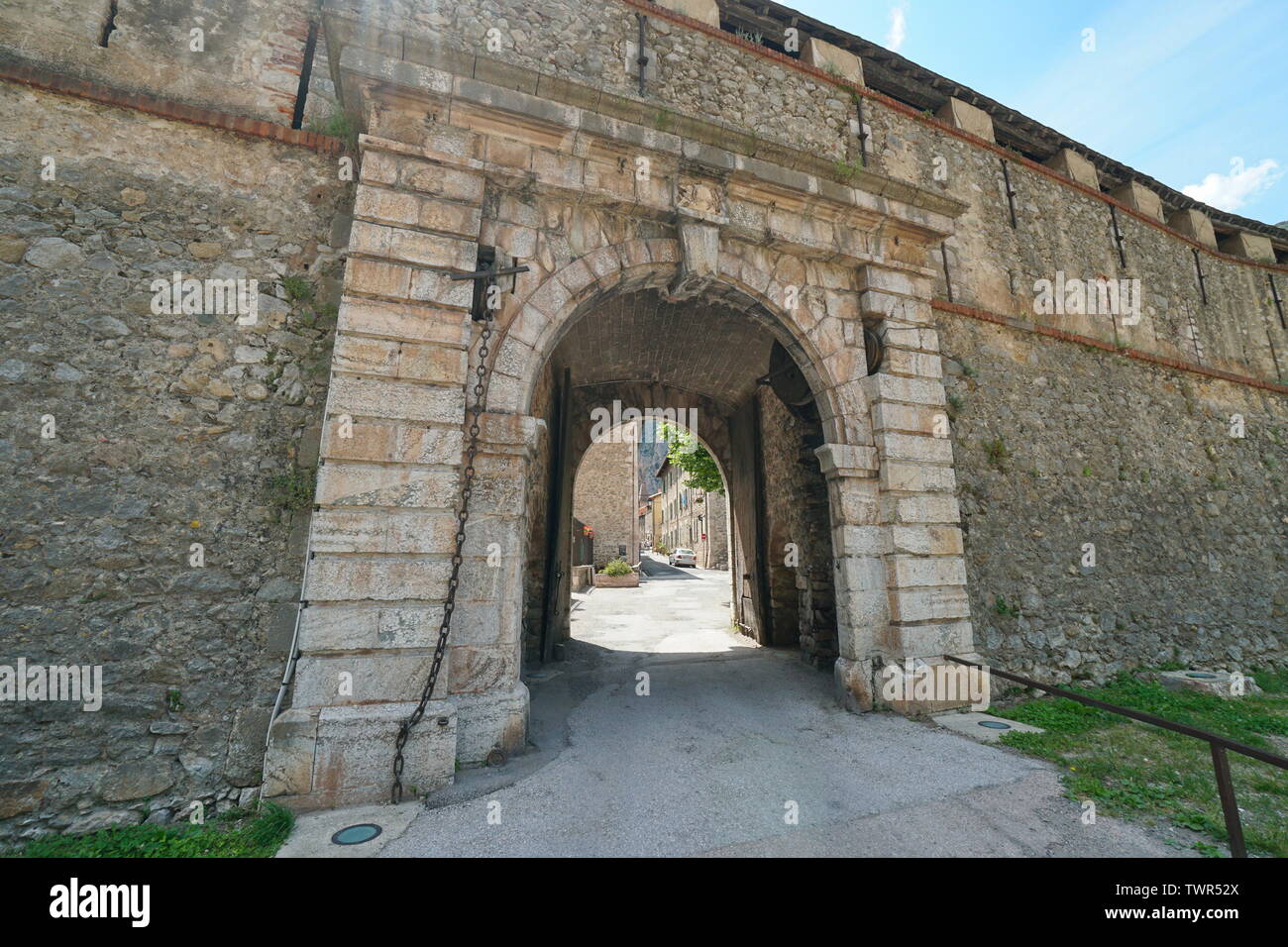 Gate Eingang zur mittelalterlichen Dorfes Villefranche de Conflent, Pyrenees Orientales, Royal, Frankreich Stockfoto