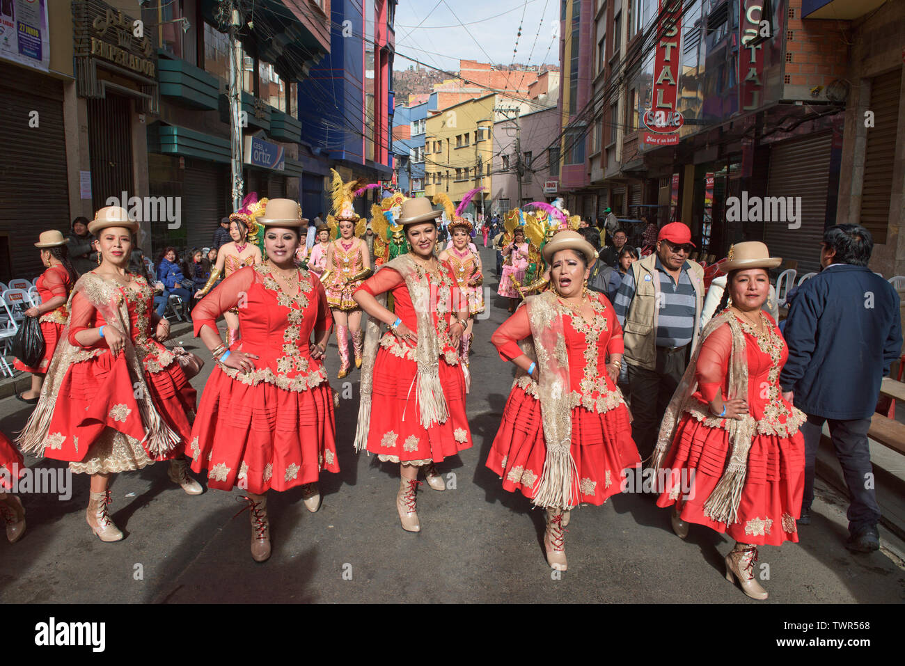 Cholitas tanzen im Gran Poder Festival, La Paz, Bolivien Stockfoto