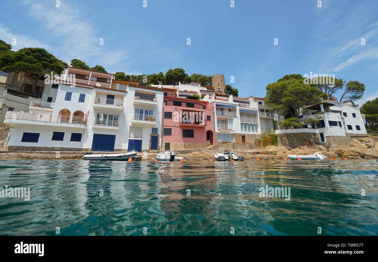 Waterfront Häuser mit Booten in ein mediterranes Dorf an der Costa Brava in Spanien günstig, von der Wasseroberfläche gesehen, Sa Tuna, Begur, Katalonien Stockfoto