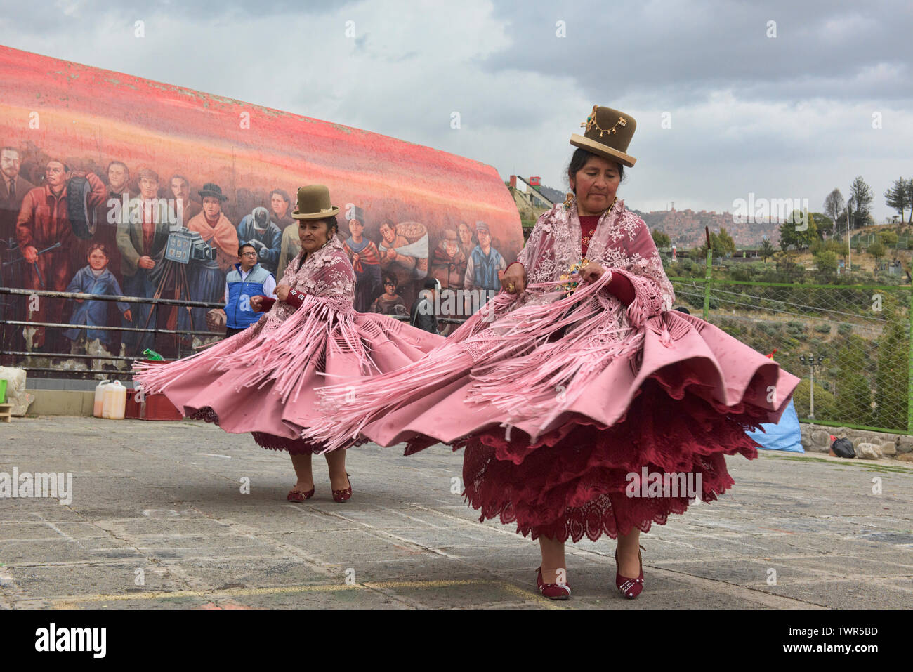 Cholitas tanzen im Gran Poder Festival, La Paz, Bolivien Stockfoto