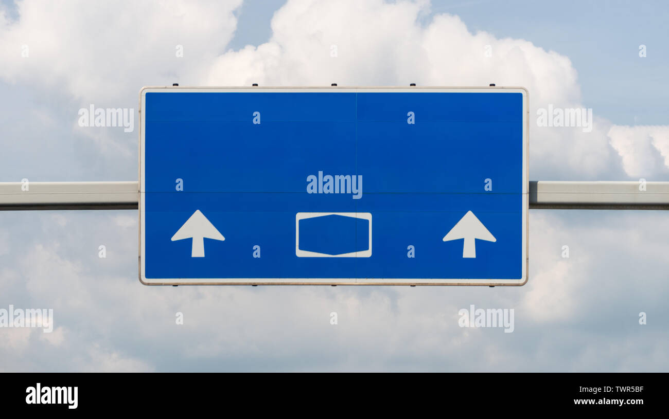 Ein großes Schild über einer deutschen Autobahn in Blau, ohne Zeichen und Untertitel, mit Freistellungspfaden. Stockfoto