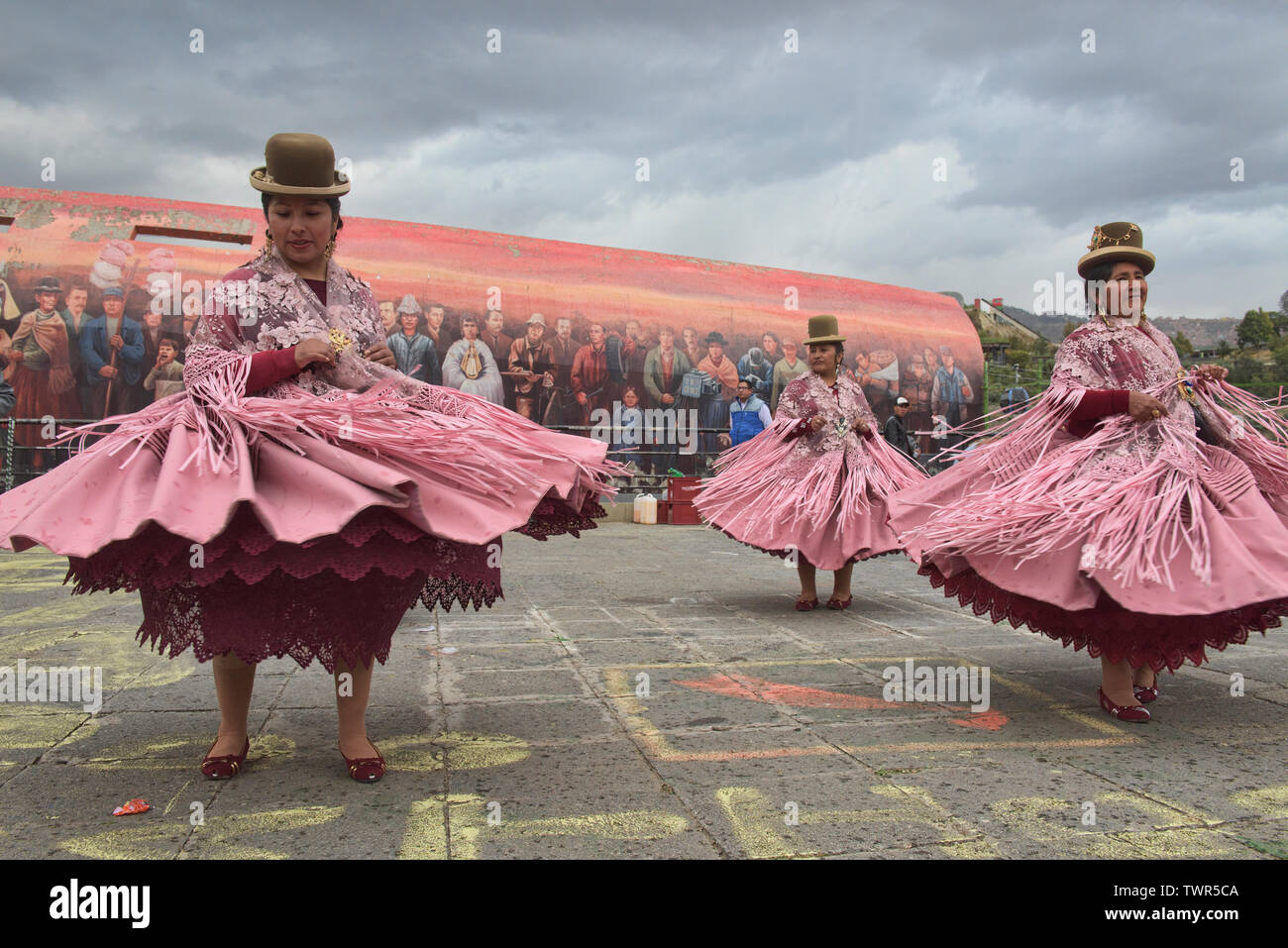 Cholitas tanzen im Gran Poder Festival, La Paz, Bolivien Stockfoto