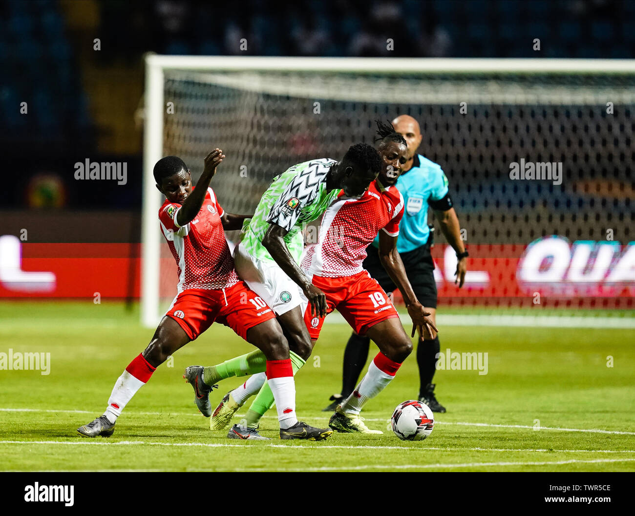 Alexandria, Ägypten. Juni 22, 2019: Paul Ebere onuachu von Nigeria und FreÌdeÌric Nsabiyumva von Burundi bei der Afrikameisterschaft Übereinstimmung zwischen Nigeria und Burundi am Stadion in Alexandia Alexandria, Ägypten. Ulrik Pedersen/CSM. Stockfoto