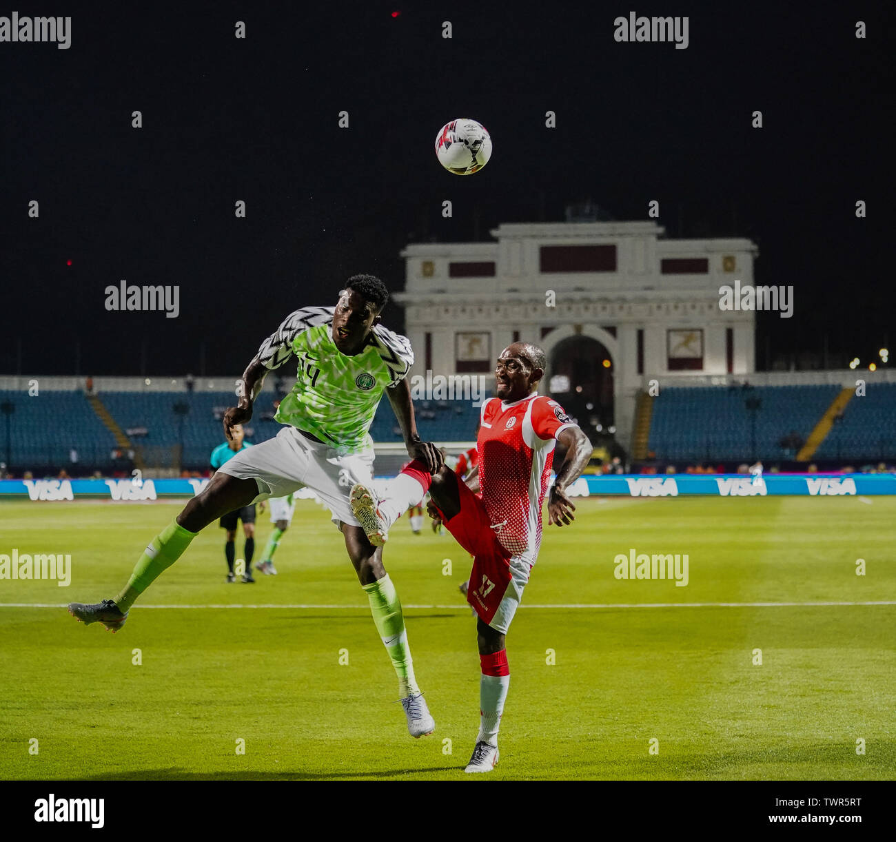 Alexandria, Ägypten. Juni 22, 2019: Paul Ebere onuachu von Nigeria und Amissi Cedric von Burundi für den Ball beim Afrikanischen Nationen-Pokal Übereinstimmung zwischen Nigeria und Burundi schwierigen Am Stadion in Alexandia Alexandria, Ägypten. Ulrik Pedersen/CSM. Stockfoto