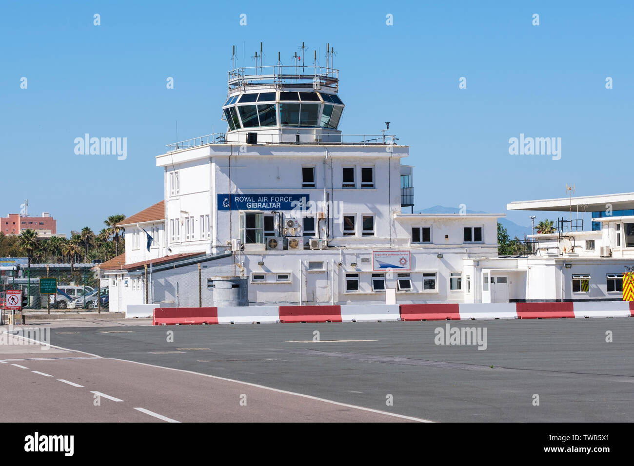 Gibraltar Flughafen mit Tower Flughafen Fahrzeug ausgedehnte Landebahn durch die Hauptstraße überquert. Stockfoto