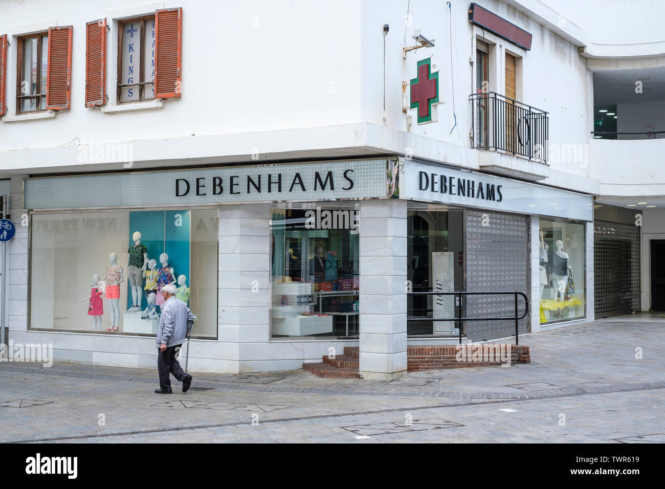 Debenhams Department Store in der Hauptstraße, wo es Kasematten Platz im Zentrum der Stadt Shopping Gebiet von Gibraltar anschließt. Stockfoto