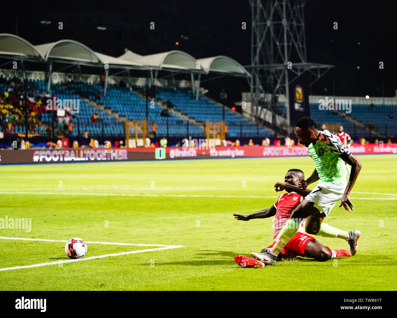 Alexandria, Ägypten. Alexandia, Ägypten. 22. Juni, 2019. Ahmed Musa von Nigeria schießen auf Ziel während der Afrikanischen Nationen-Pokal Übereinstimmung zwischen Nigeria und Burundi am Stadion in Alexandia Alexandria, Ägypten. Ulrik Pedersen/CSM/Alamy leben Nachrichten Stockfoto