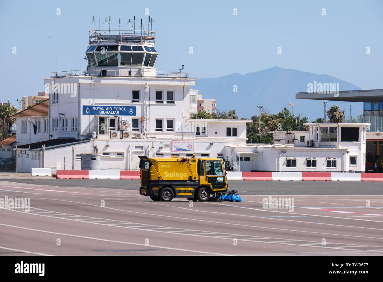 Gibraltar Flughafen mit Tower Flughafen Fahrzeug ausgedehnte Landebahn durch die Hauptstraße überquert. Stockfoto