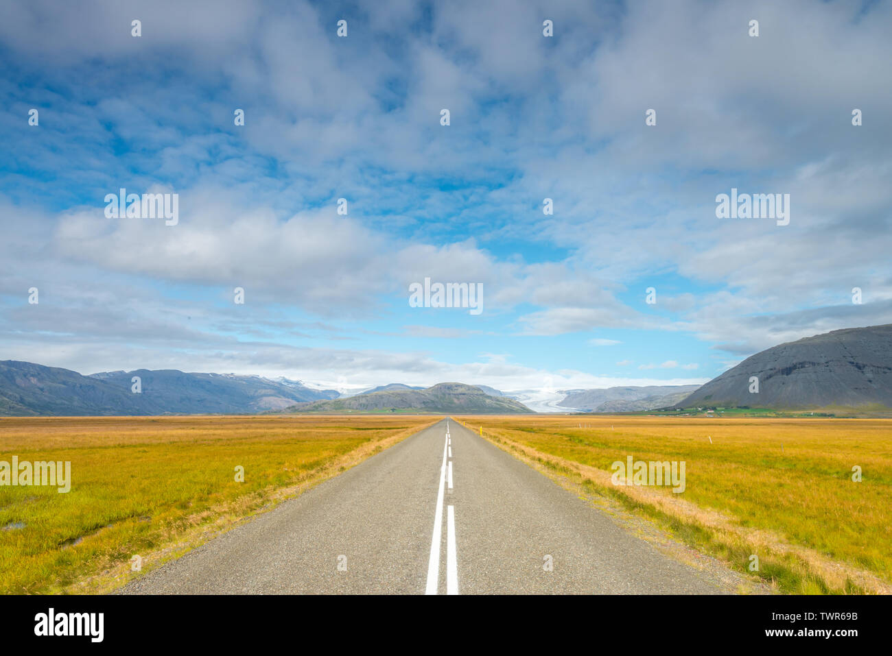 Leer, lange und weniger befahrenen Straße, die zu viele Gletscher Vatnajökull Arme nach unten kommen. Am Straßenrand Bilder von Gletschern und Bergen von Island. Stockfoto