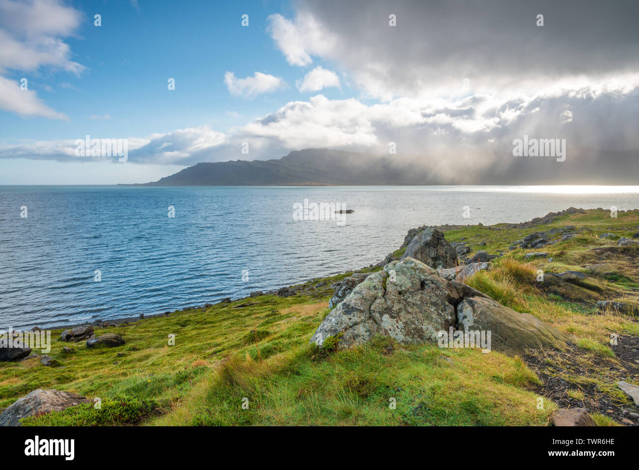 Nachmittag Sturm holt ein platzregen an der Südküste Islands, an der berühmten Ringstraße. Filtern von Sonnenstrahlen leuchtenden Strand und das Meer. Stockfoto