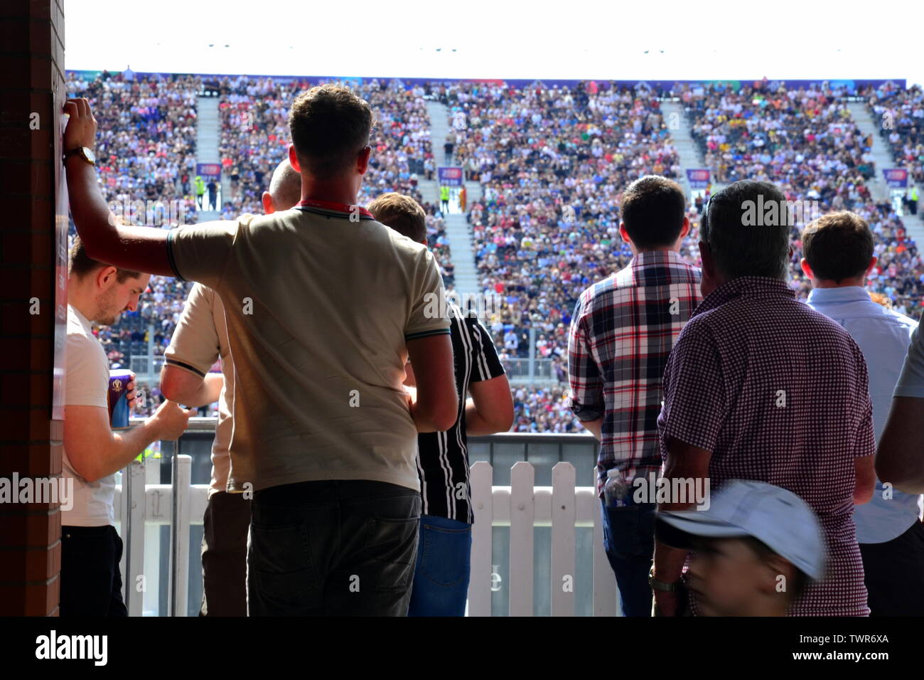 Zuschauer verfolgen die Westinseln v Neuseeland Cricket Match am 22. Juni 2019, eine Übereinstimmung in der Cricket World Cup 2019 im Emirates Old Trafford, Manchester. Die 2019 International Cricket Council (ICC) Cricket World Cup wird von England und Wales von Mai 30. bis 14. Juli 2019. Sechs Spiele werden im Old Trafford, Manchester, mehr als an jedem anderen Ort. Stockfoto