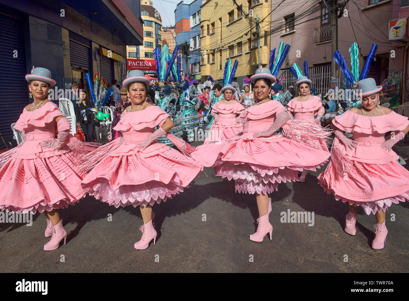 Cholitas tanzen im Gran Poder Festival, La Paz, Bolivien Stockfoto