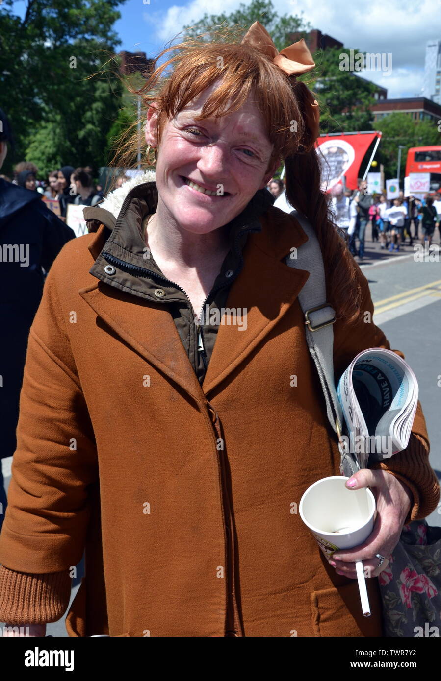 Porträt einer Frau auf der Oxford Road, Manchester, UK, mit einer Schleife im Haar Stockfoto