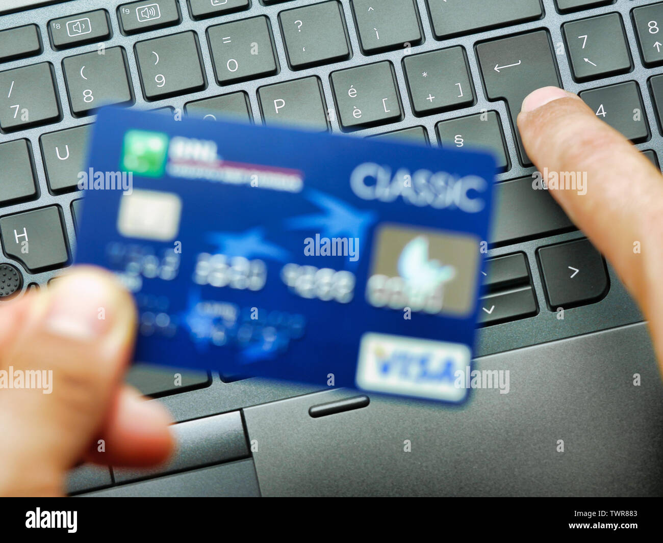 Hand eingeben auf Laptop Tastatur Kreditkartennummer einkaufen oder Kaufen auf Linie Konzept Stockfoto