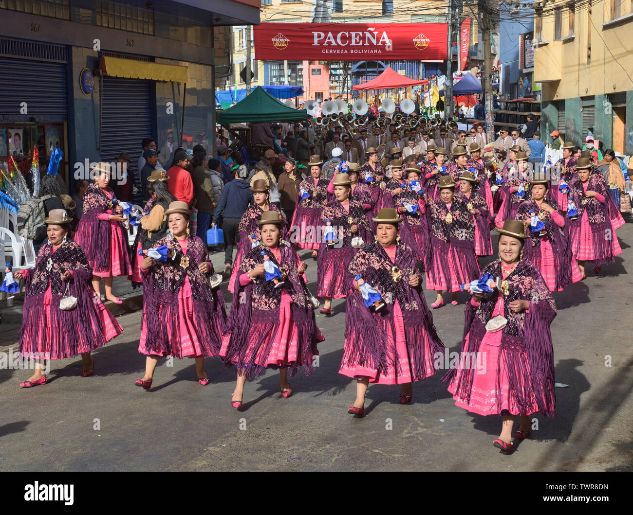Cholitas tanzen im Gran Poder Festival, La Paz, Bolivien Stockfoto