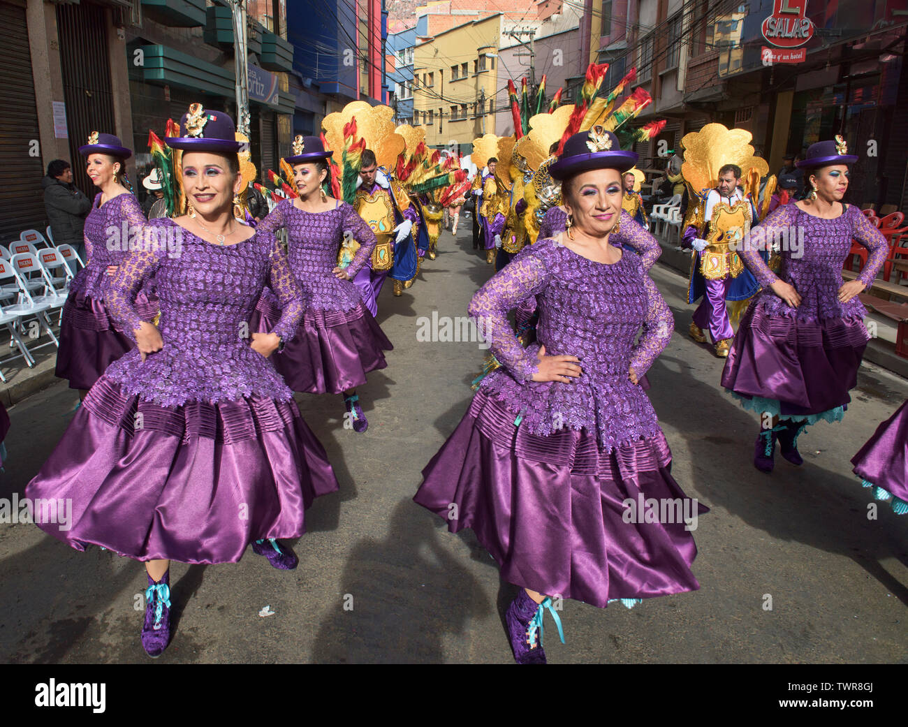 Cholitas tanzen im Gran Poder Festival, La Paz, Bolivien Stockfoto