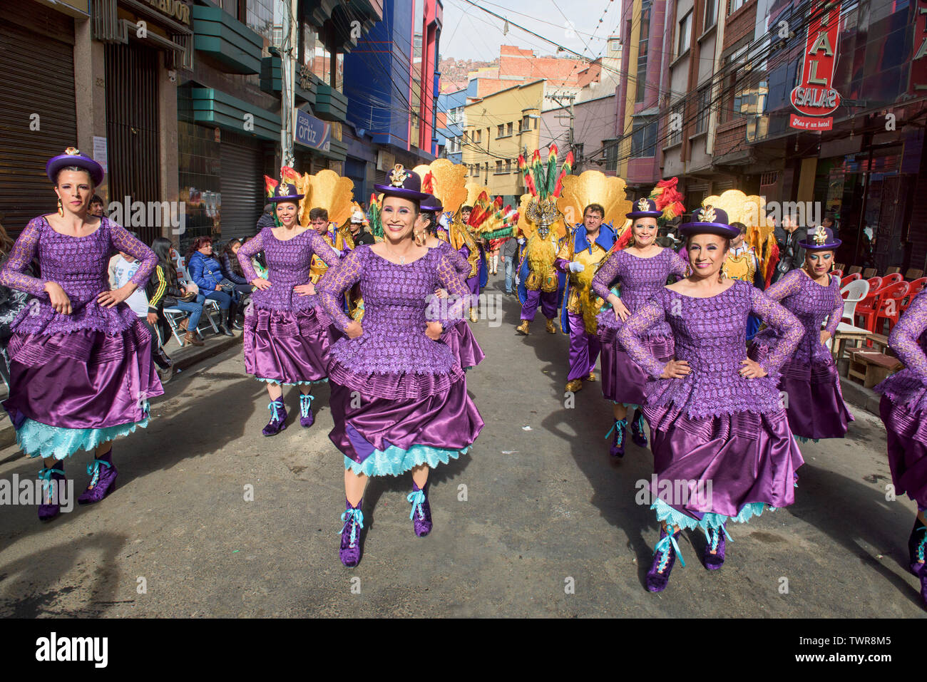 Cholitas tanzen im Gran Poder Festival, La Paz, Bolivien Stockfoto