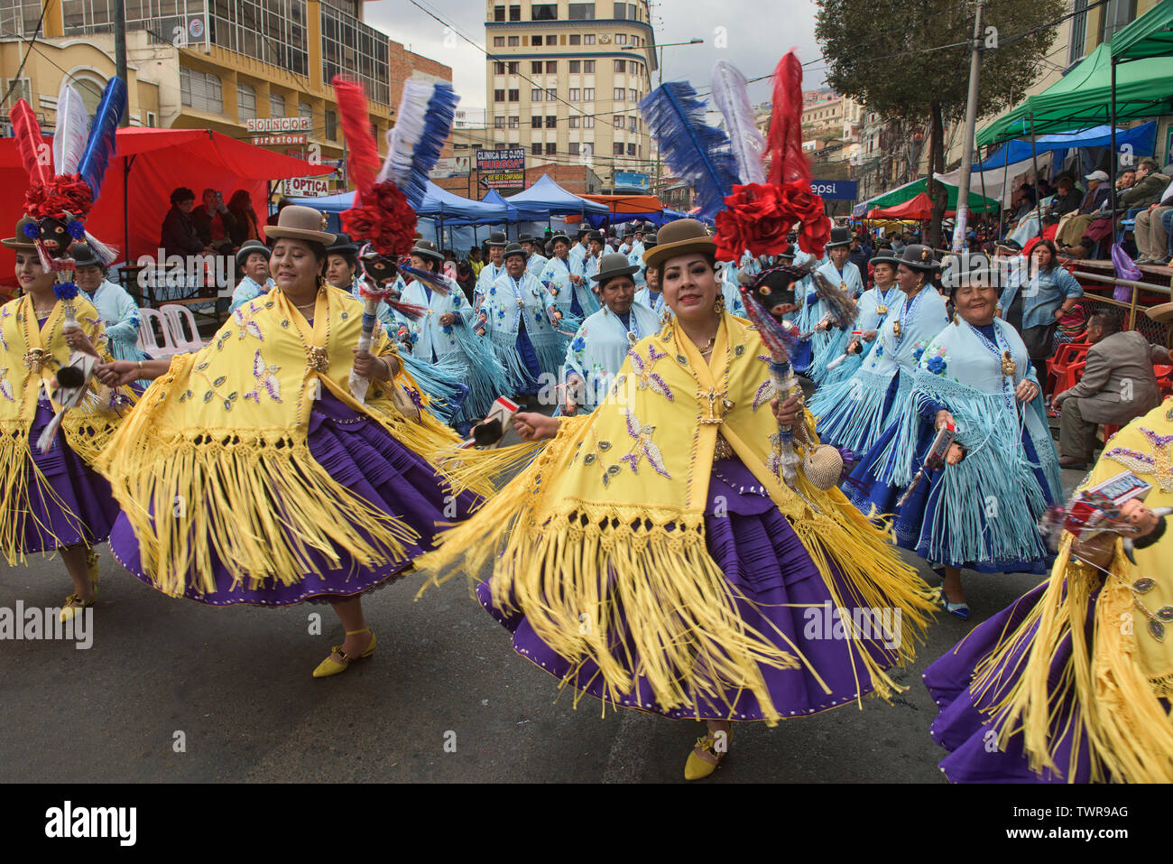 Cholitas tanzen im Gran Poder Festival, La Paz, Bolivien Stockfoto