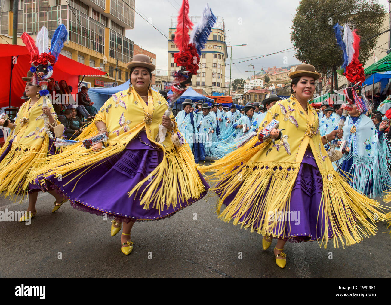 Cholitas tanzen im Gran Poder Festival, La Paz, Bolivien Stockfoto