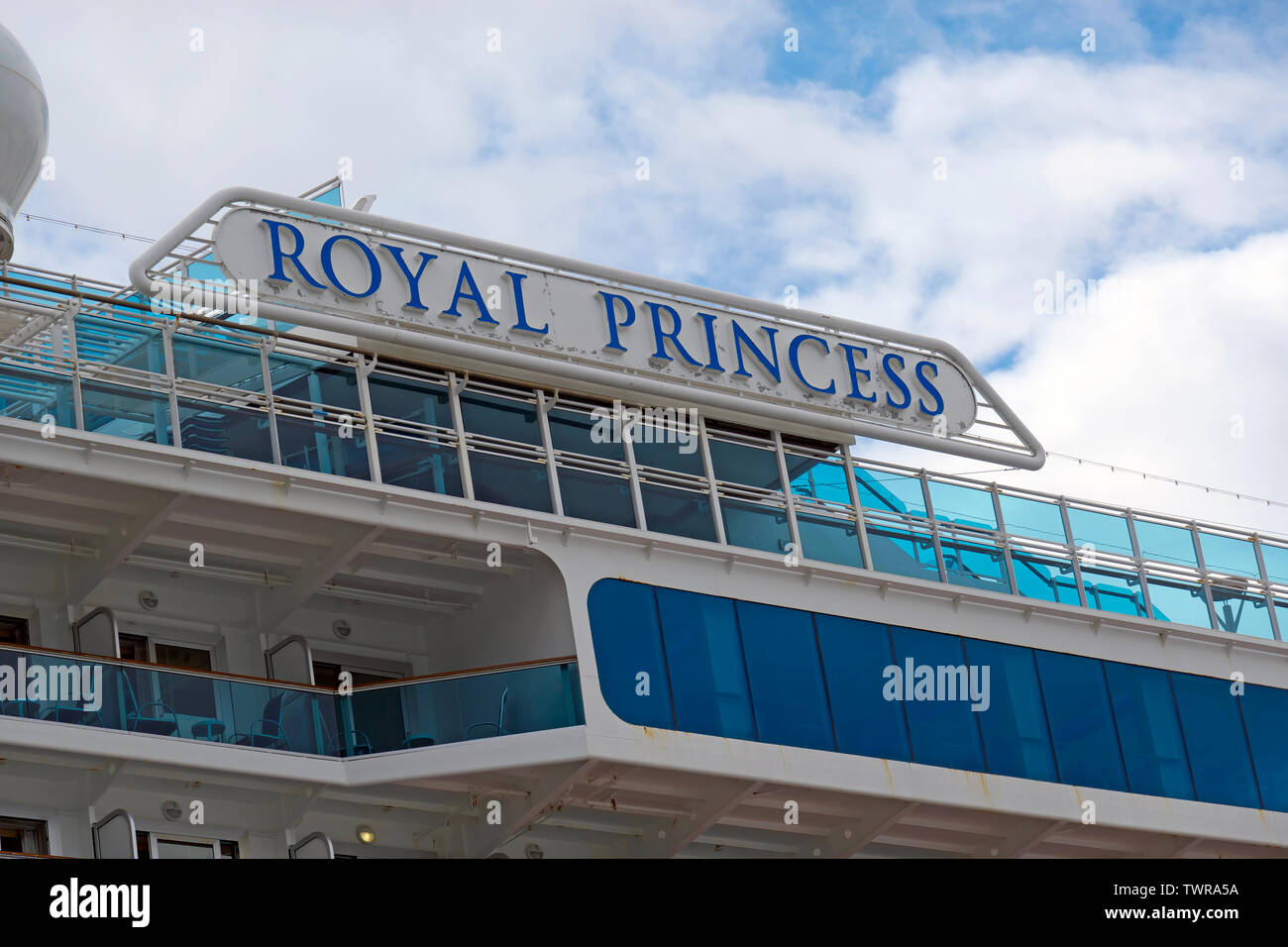 Royal Princess Cruise Line name Platte gegen eine teilweise bewölktem Himmel, während im Hafen von Vancouver, Vancouver, B.C., Kanada angedockt Stockfoto