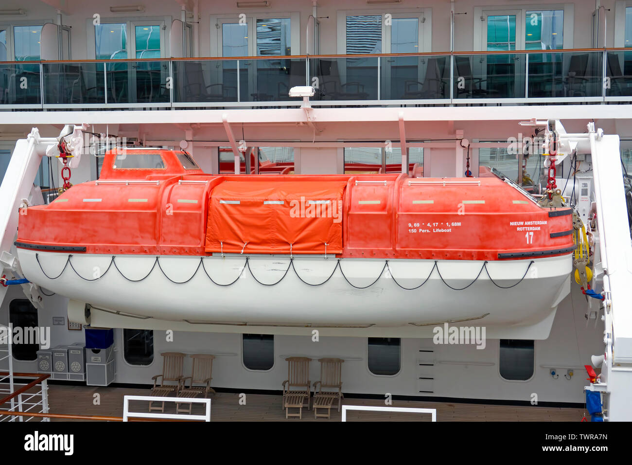 Eine orange und weiß Rettungsboot auf dem Nieuw Amersterdam Kreuzfahrt Schiff angedockt am Hafen von Vancouver, B.C., Kanada. Stockfoto