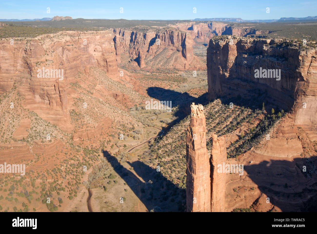 Helikopterblick auf Spider Rock im Canyon de Chelly National Monument in der Nähe von Chinle, Arizona (Navajo Nation), USA. Stockfoto