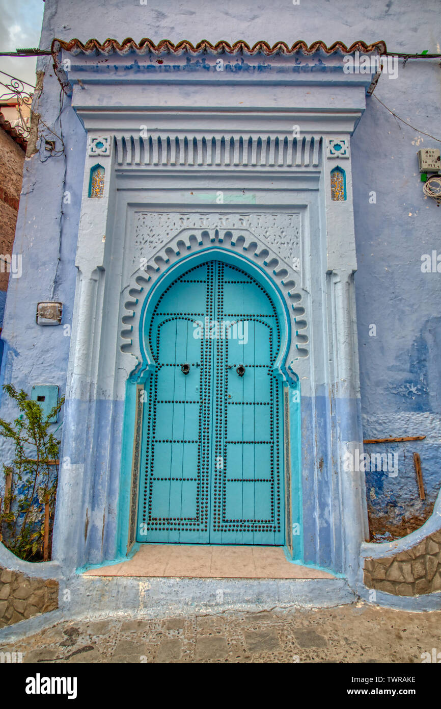 Arabischer Architektur. Schöne Tür im marokkanischen Stil. Foto in Chaouen, das so genannte blaue Stadt, eine wunderschöne Stadt besucht von Touristen aus d genommen Stockfoto