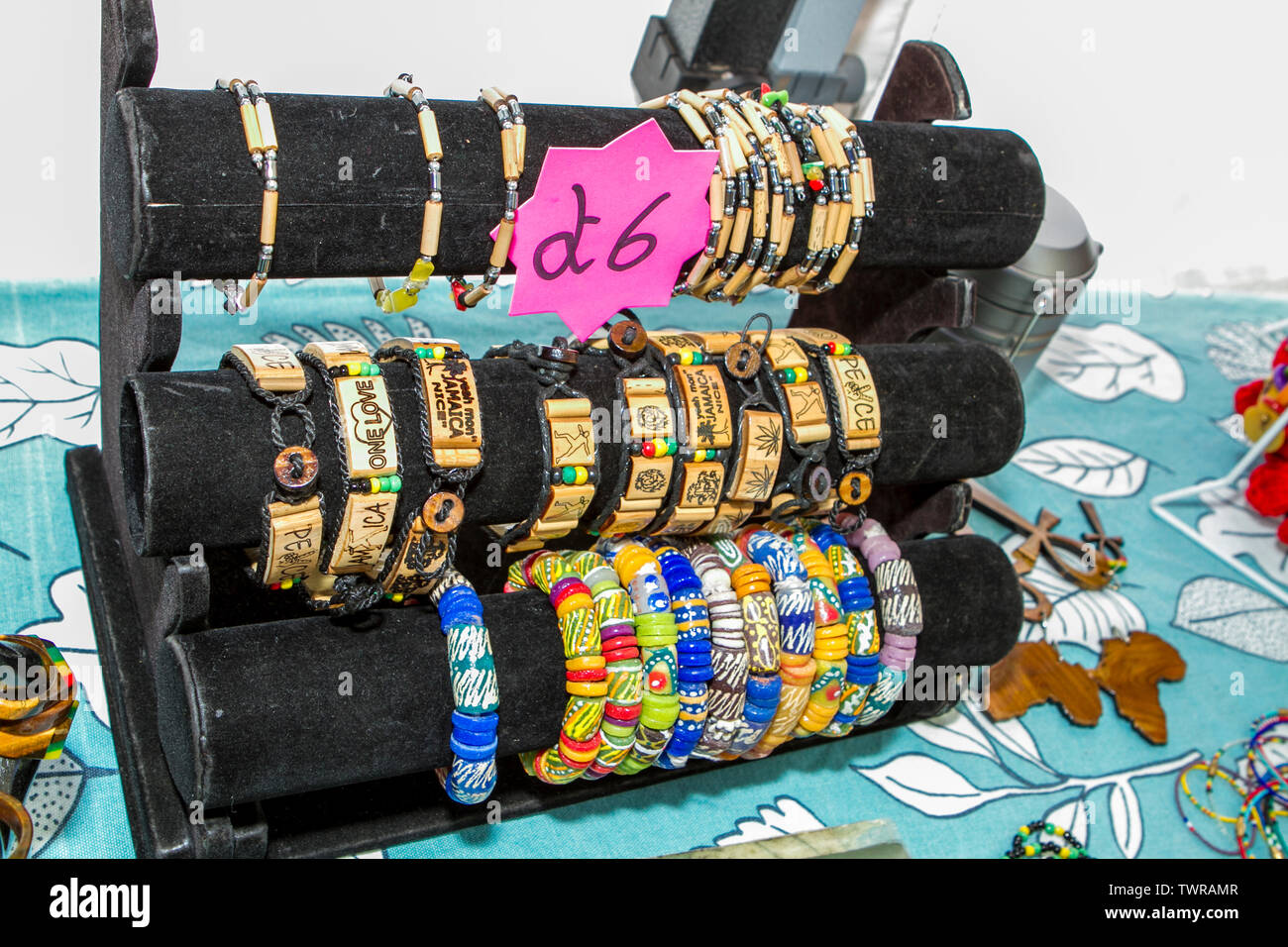 Ethnische Kunst, Schmuck, Perlen Armbänder, Halsketten und Charme für Verkauf in Afrika Oye, Liverpool, Großbritannien Stockfoto