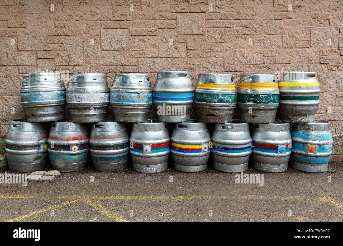 Leere Bierfässer außerhalb eine Englische Bar gestapelt Stockfoto