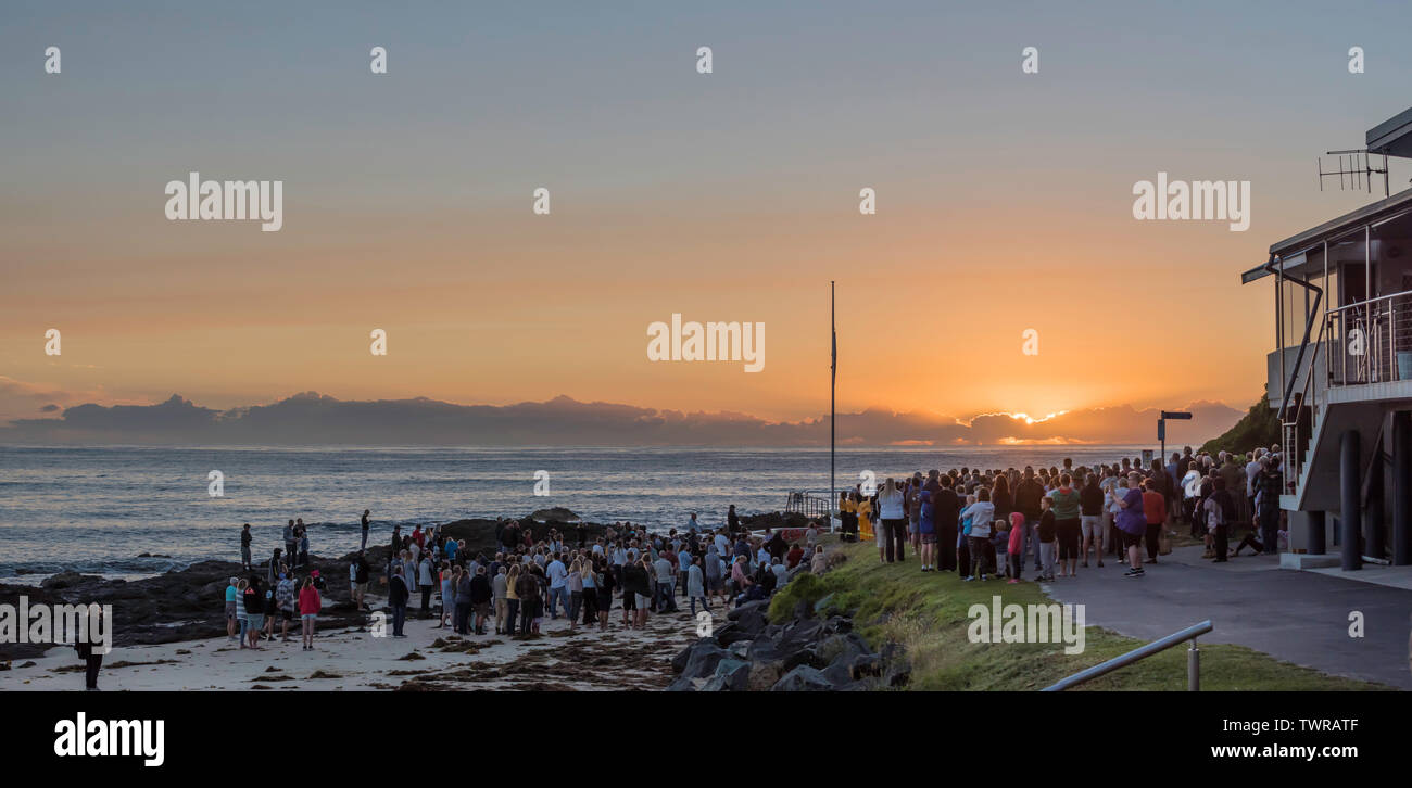 25. April 2019: Eine große Menge an der Dämmerung ANZAC Service am Strand und neben dem Surf Club am Schwarzen Head Beach, New South Wales, Australien Stockfoto
