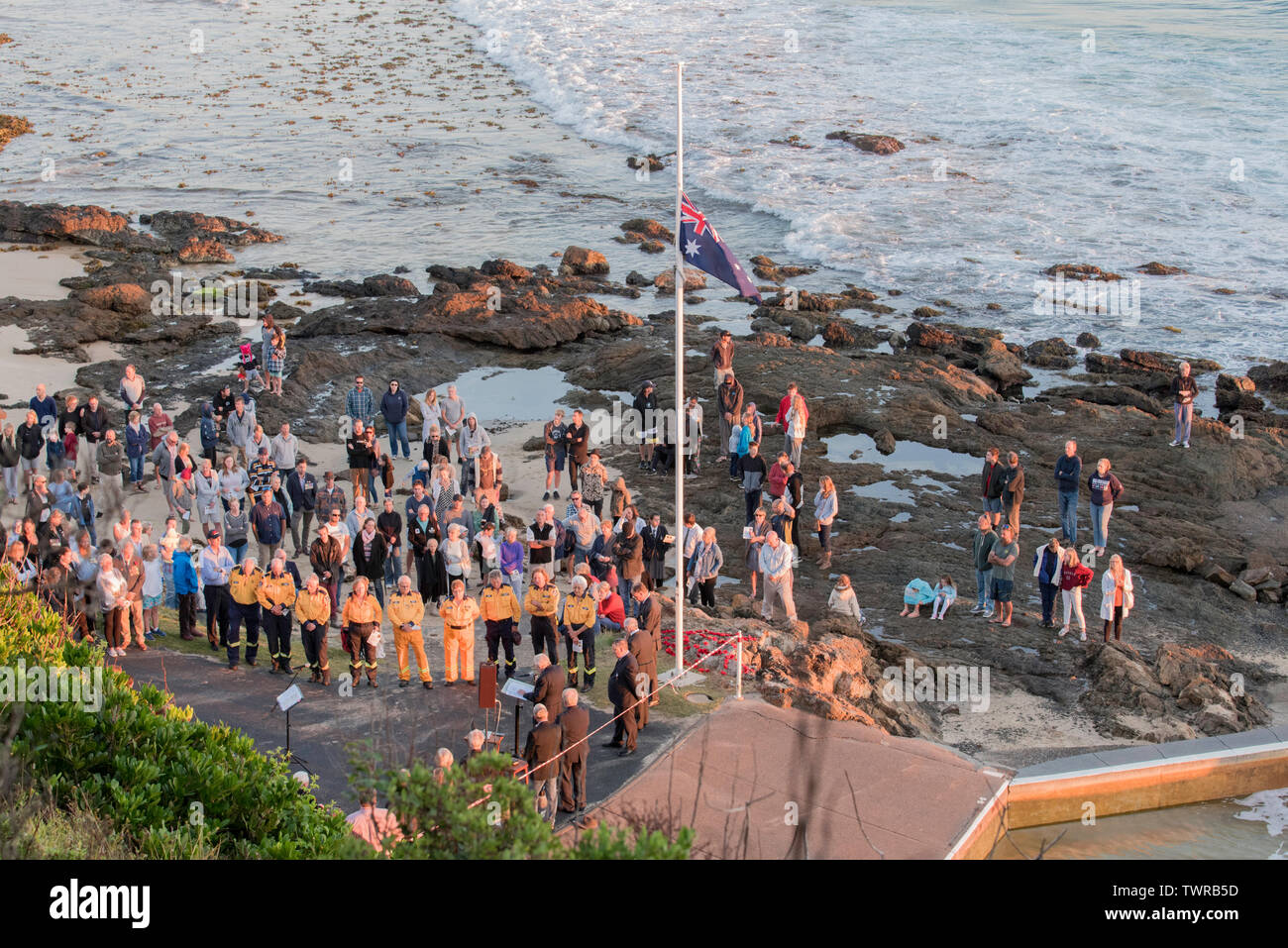 25. April 2019: Eine große Menge an der Dämmerung ANZAC Service am Strand und neben dem Surf Club am Schwarzen Head Beach, New South Wales, Australien Stockfoto