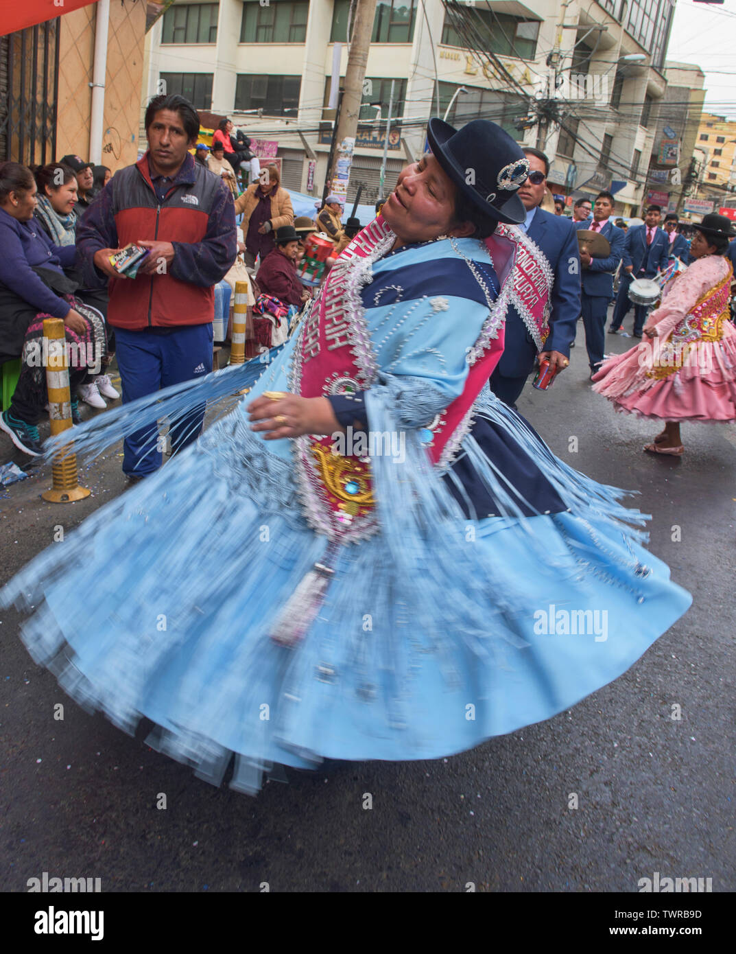 Cholita tanzen im Gran Poder Festival, La Paz, Bolivien Stockfoto