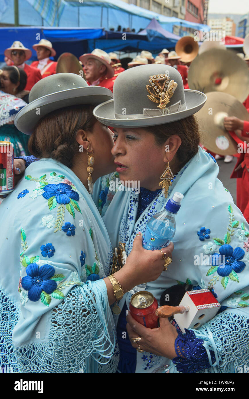 Zwei cholitas im Gran Poder Festival, La Paz, Bolivien Stockfoto