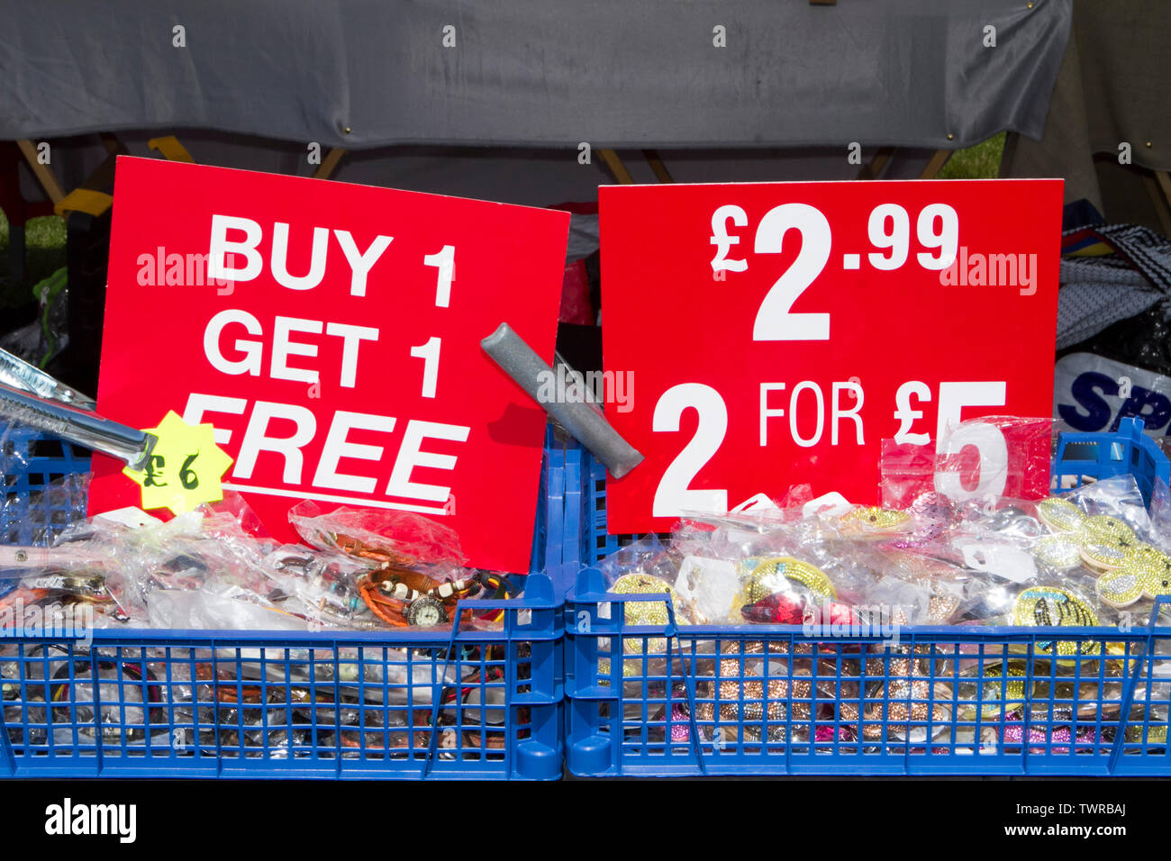 Ein Geschäft mit Armbänder und Schmuck mit einem Ultra Glossy oder auf einem freien Verkauf Angebot kaufen Stockfoto