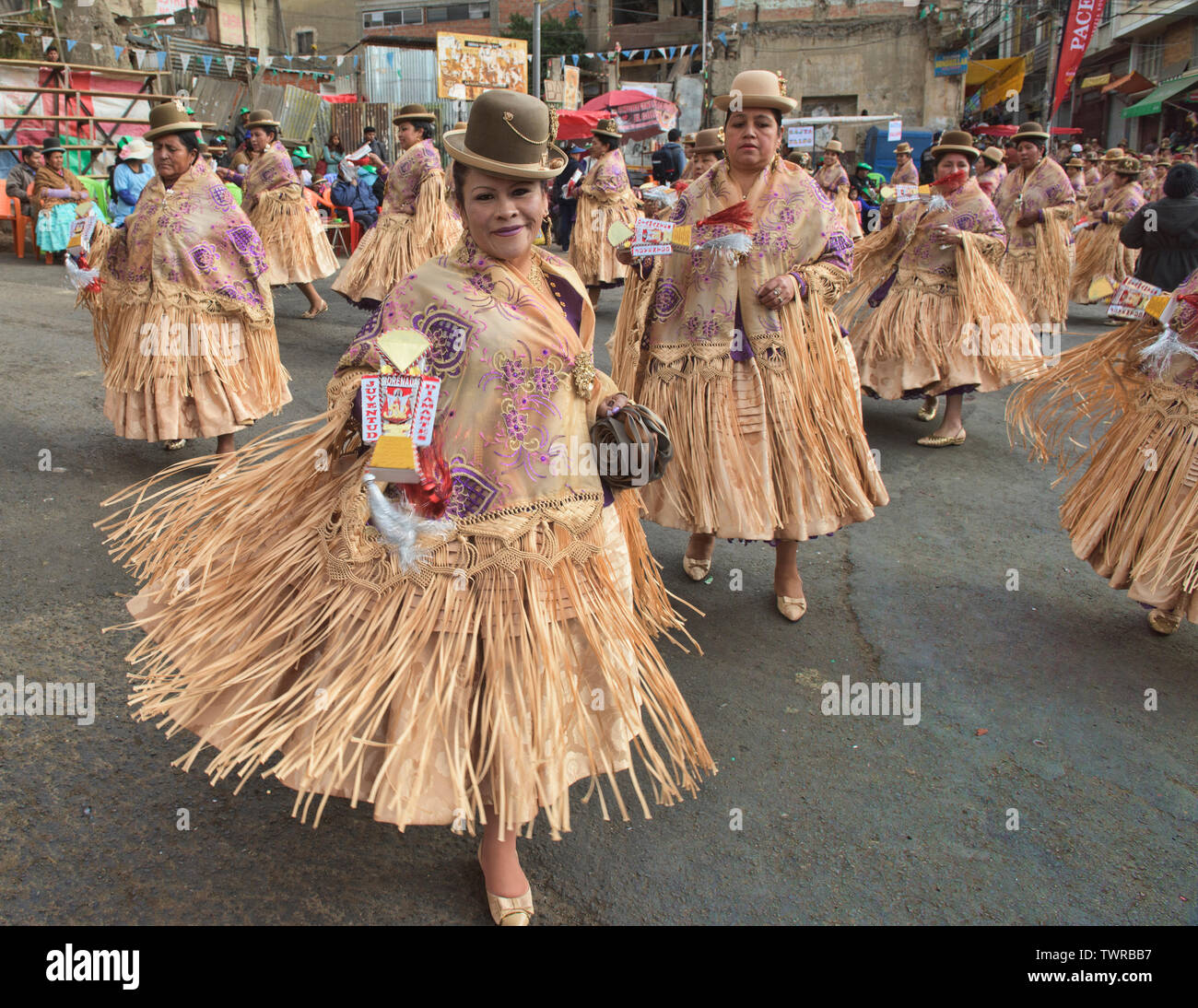 Cholitas tanzen im Gran Poder Festival, La Paz, Bolivien Stockfoto