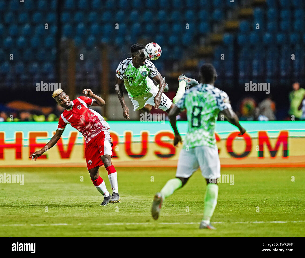 Alexandria Stadium, Alexandria, Ägypten, 22. Juni 2019. Afrika Cup des internationalen Fußball-Turnier der Nationen, Nigeria gegen Burundi; Kenneth Josia Omeruo von Nigeria Position den Ball weg von der Gefahr der Credit: Aktion Plus Sport Bilder/Alamy leben Nachrichten Stockfoto