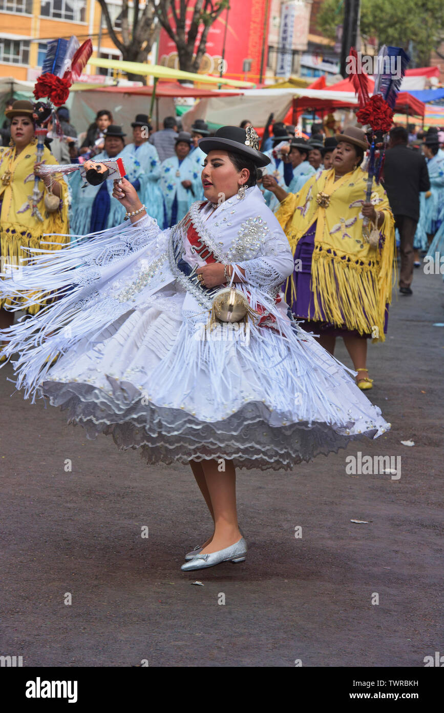 Cholita tanzen im Gran Poder Festival, La Paz, Bolivien Stockfoto