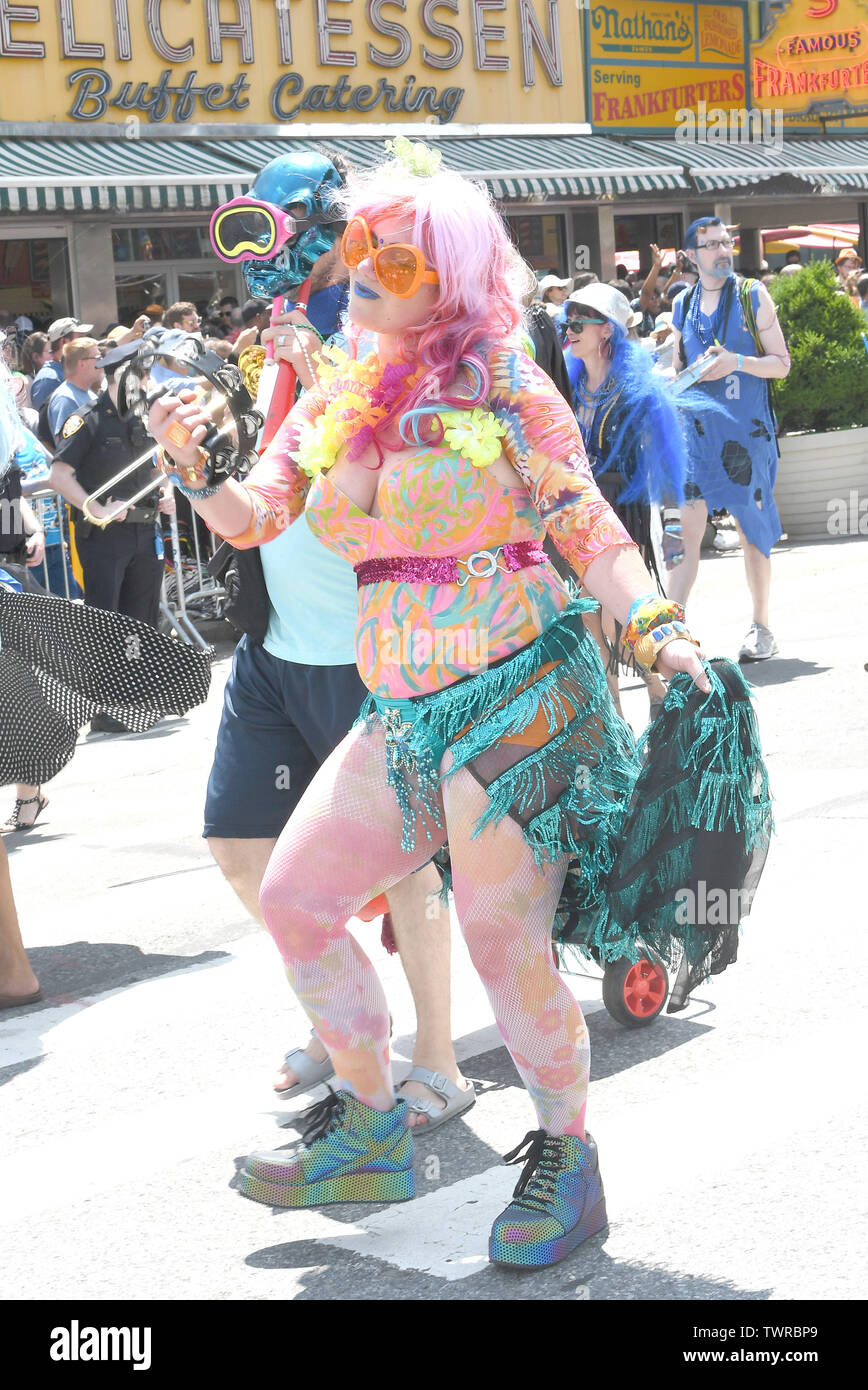 New York, NY, USA. 22. Juni, 2019. Arlo Guthrie, Nora Guthrie und Nachtschwärmer besuchen die 2019 Mermaid Parade am Juni 22, 2019 in Coney Island in Brooklyn, New York. Credit: George Napolitano/Medien Punch/Alamy leben Nachrichten Stockfoto