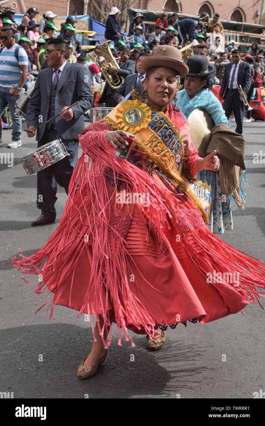 Cholita tanzen im Gran Poder Festival, La Paz, Bolivien Stockfoto