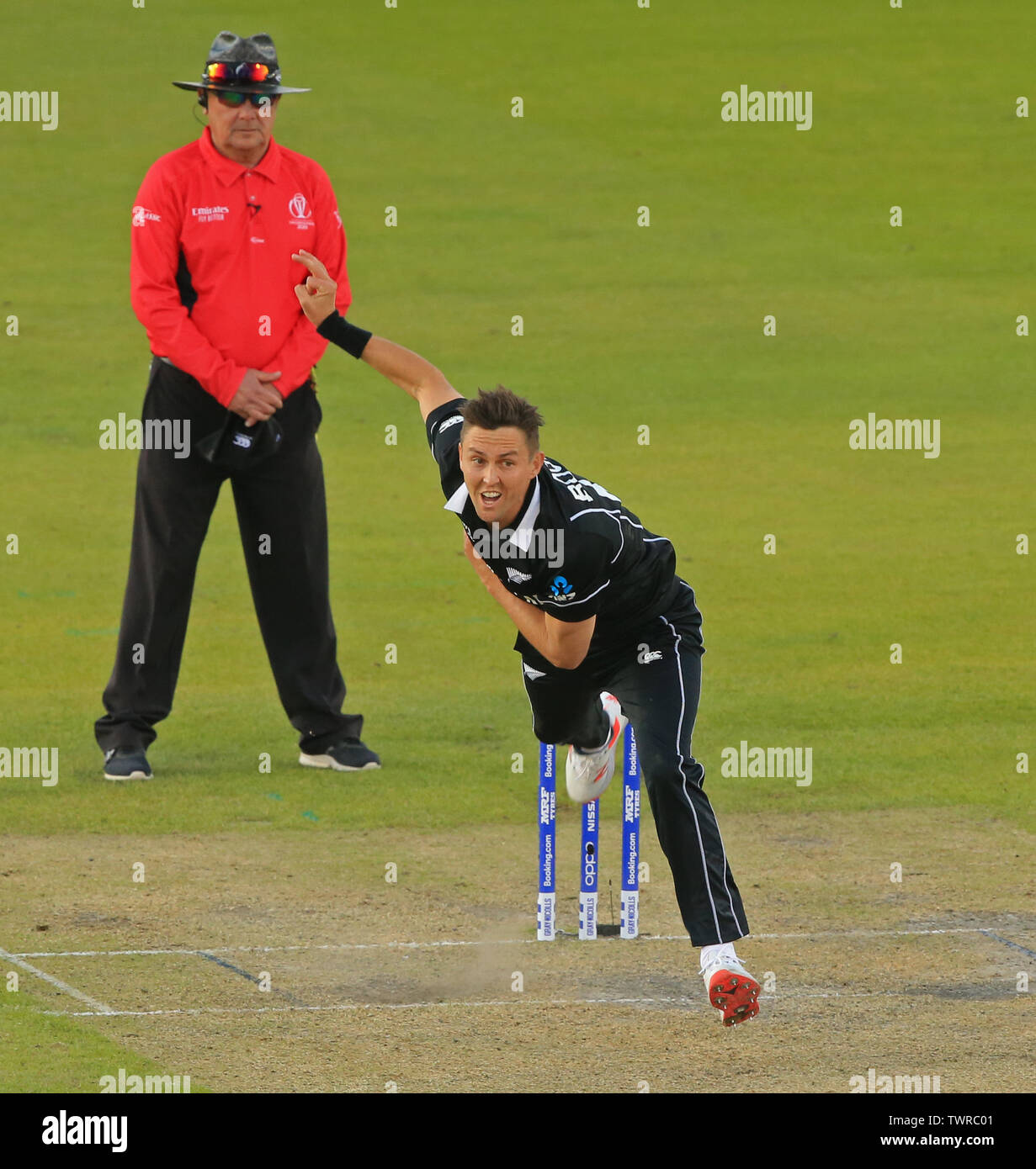 MANCHESTER, England. 22. JUNI 2019: Trent Boult von Neuseeland bowling während der West Indies v Neuseeland, ICC Cricket World Cup Match, in Old Trafford, Manchester, England. Stockfoto