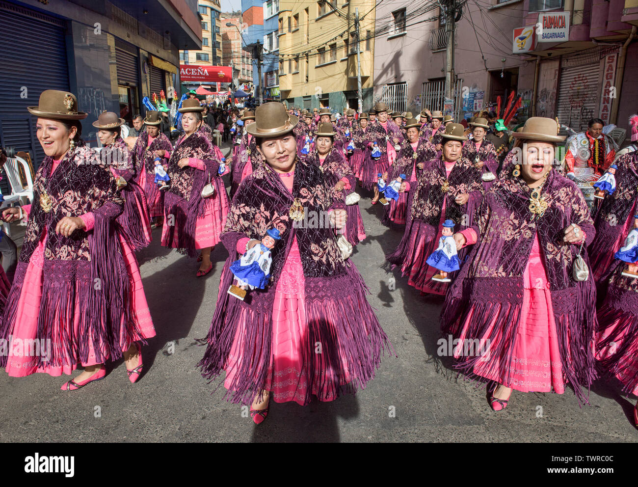 Cholitas tanzen im Gran Poder Festival, La Paz, Bolivien Stockfoto