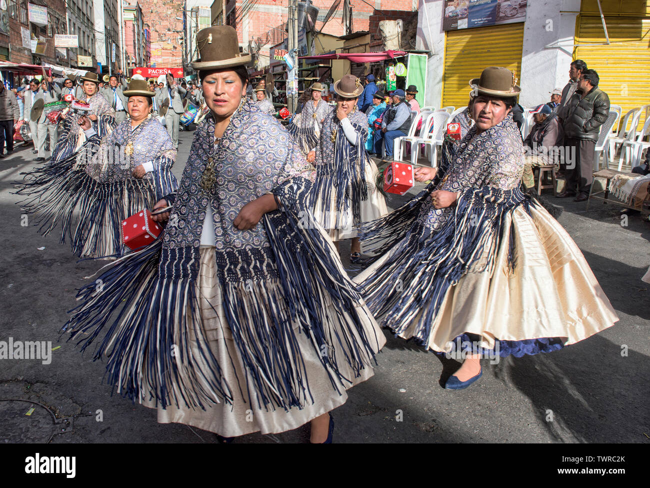 Cholitas tanzen im Gran Poder Festival, La Paz, Bolivien Stockfoto