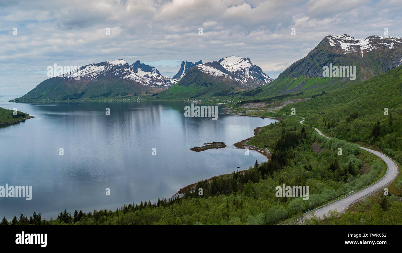 Die National Scenic Route ist eine Ausdehnung der Landstraße auf der Insel Senja, Norwegen, mit atemberaubender Aussicht auf die wunderschönen Berge und tiefe blaue Fjorde. Stockfoto