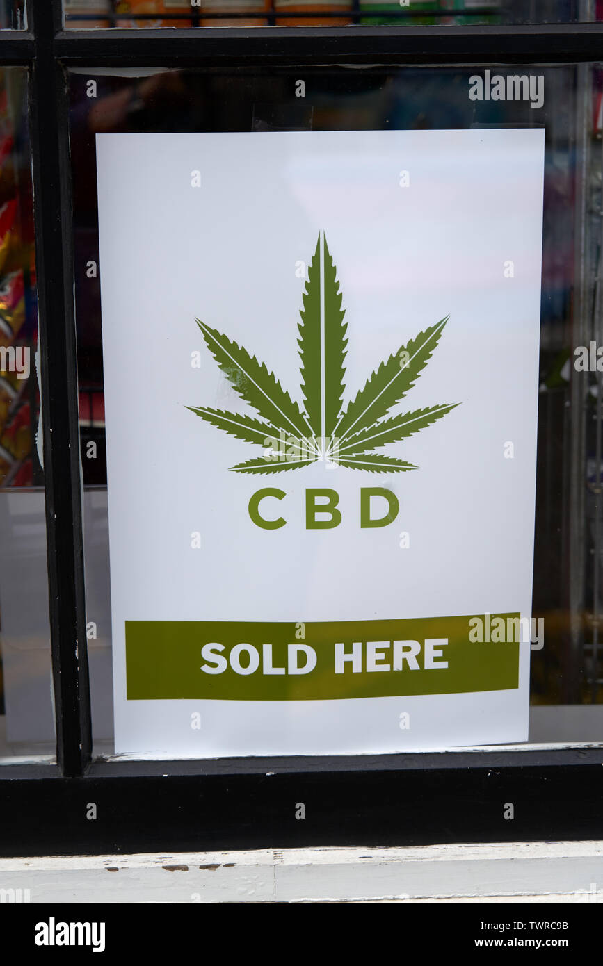 Provincetown, MA - 11. Juni 2019: Dieses Schild im Schaufenster ist Werbung CBD, einer Komponente von Marihuana, ist für es Kauf zur Verfügung. Stockfoto