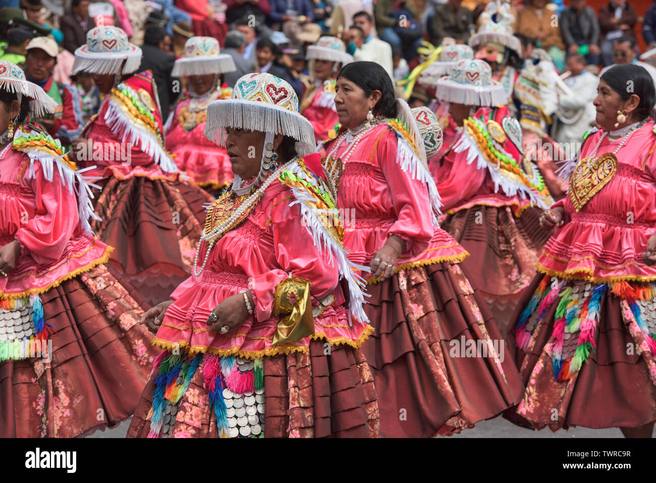 Kostümierte Tänzer über die bunte Gran Poder Festival, La Paz, Bolivien Stockfoto