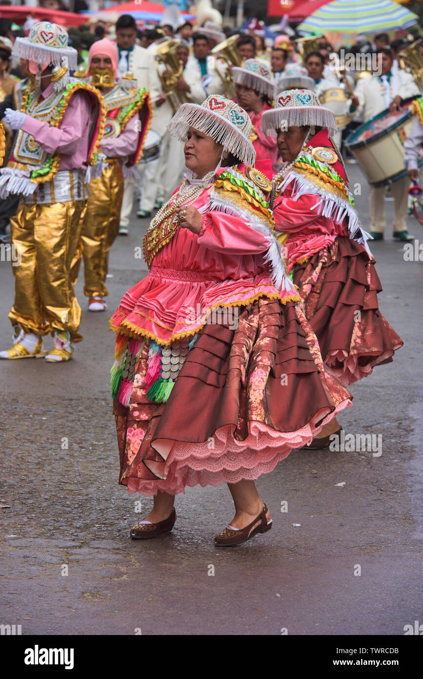 Kostümierte Tänzer über die bunte Gran Poder Festival, La Paz, Bolivien Stockfoto