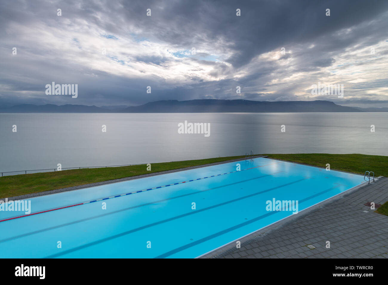 Berühmte Hofsos, Schwimmbad Thermalbad in einem kleinen isländischen Stadt.  Bekannte touristische Destination für Hot Pool schwimmen mit Blick auf  einen Fjord Stockfotografie - Alamy