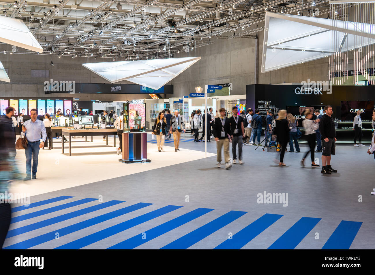 Berlin, Deutschland, 30. August 2018, Samsung Ausstellung Pavillon, Stand auf globale Innovationen zeigen IFA 2018, einheitlich gekleidet Mitarbeiter im Kundendienst Stockfoto